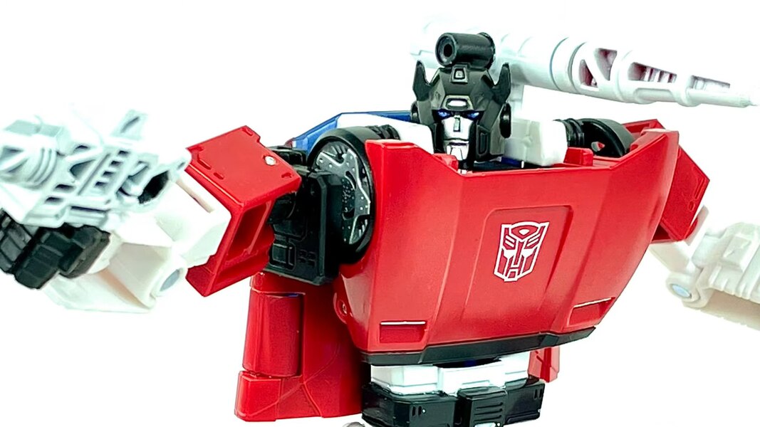 Transformers Kingdom Sideswipe Earth Mode In Hand Images  (2 of 13)